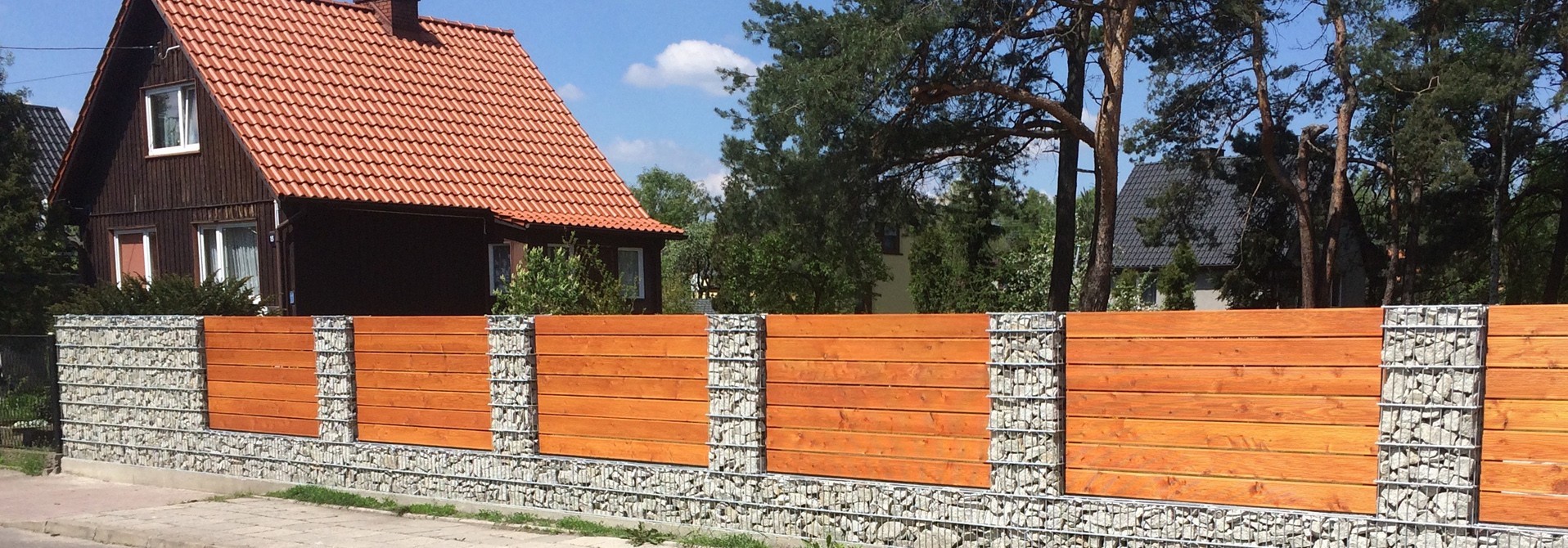 Nowoczesne ogrodzenie z gabionów z naturalnym kamieniem